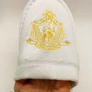 NWT Beverly Hills Hotel Women’s Slippers. Include bag.